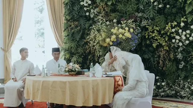 Erina Gudono dirangkul Ibu Negara Iriana Jokowi. (Foto: Dok. Instagram @kaesangp)