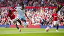 Pemain Nottigham Forrrest, Taiwo Awoniyi (tengah), menendang bola ke gawang MU yang membuahkan gol cepat di menit ke-2 dalam pertandingan pekan ketiga Liga Inggris 2023/2024 yang berlangsung di Old Trafford, Manchester, Inggris, Sabtu (26/8/2023). (AP Photo/Jon Super)