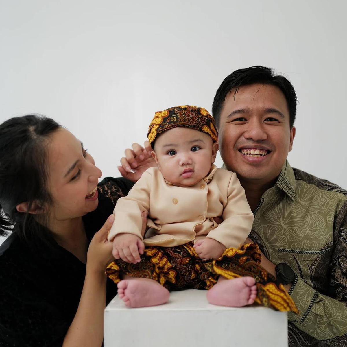 7 Potret Elio Anak Joshua Suherman dan Clairine Clay Pakai Blangkon, Gemas Maksimal