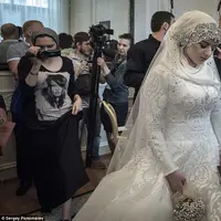 Tak seperti pengantin kebanyakan, wanita ini terlihat begitu sedih ketika pernikahannya disahkan. (Foto: Daily Mail)