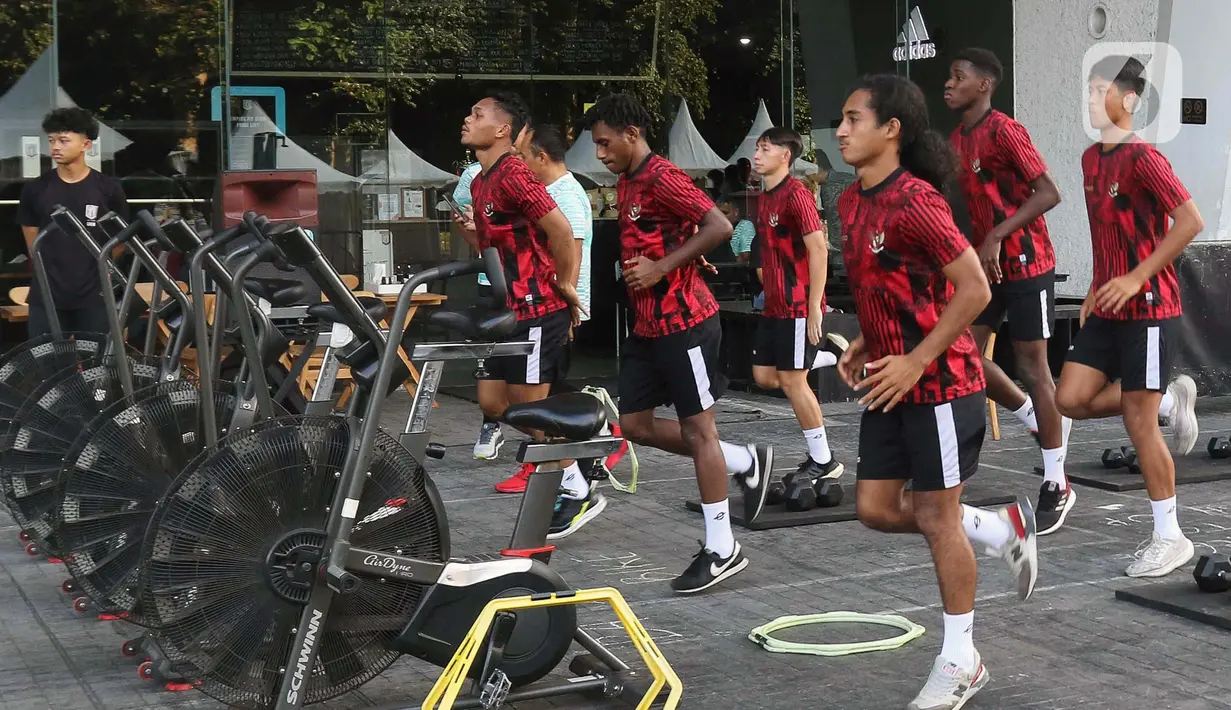 Sejumah pesepak bola yang tergabung dalam pemusatan latihan timnas Indonesia U-20 melakukan latihan fisik di kawasan ring road Stadion Utama Gelora Bung Karno, Jakarta, Rabu (15/5/2024). (Liputan6.com/Herman Zakharia)