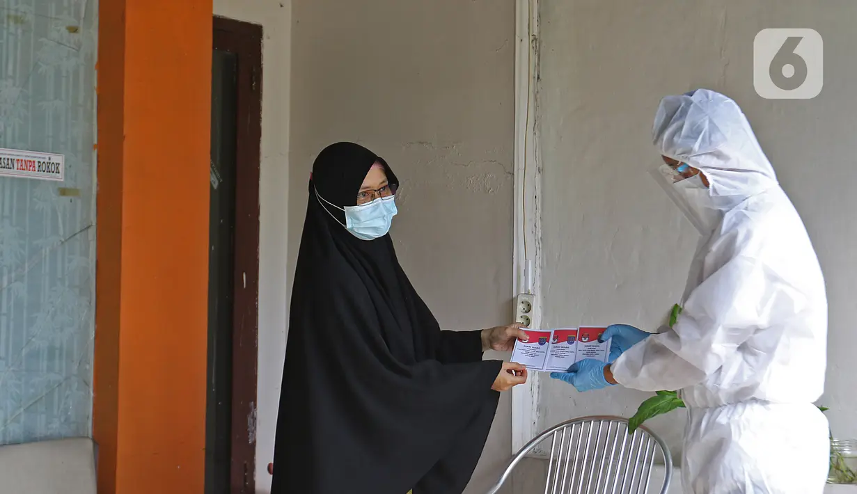 Warga menggunakan hak pilihnya dalam Pilkada 2020 di kawasan Depok, Rabu (9/12/2020). Petugas KPPS di Pilkada Depok 2020 melakukan jemput bola atau mengambil suara dari warga yang diduga terpapar COVID-19 atau sedang menjalani isolasi mandiri di salah satu perumahan. (Liputan6.com/Herman Zakharia)