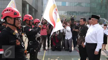 Dirut PLN Sofyan Basir (kanan) dan mantan Komisioner KPK, Chandra M Hamzah menghadiri peringatan Hari Listrik Nasional ke-70 di Gedung PLN Pusat Jakarta, Selasa (27/10). Peringatan ini bertema "Bersama Menerangi Nusantara". (Liputan6.com/Angga Yuniar)