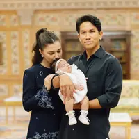 Memasuki babak baru sebagai orangtua, Pangeran Mateen dan Anisha Rosnah tampil dalam potret keluarga yang tak hanya hangat, tetapi juga sarat sentuhan elegan khas kerajaan. [@tehfirdaus].