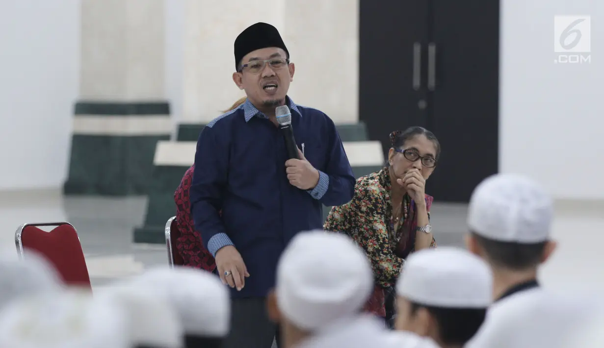 Wakil Rois Syuriah PWNU DKI Jakarta, KH. Zuhri Yakub saat menjadi pembicara dalam diskusi Kebangsaan di Masjid Raya KH Hasyim Ashari, Jakarta, Rabu (09/8). Diskusi mengusung tema Ancaman Radikalisme Terhadap Keutuhan NKRI. (Liputan6.com/Herman Zakharia)