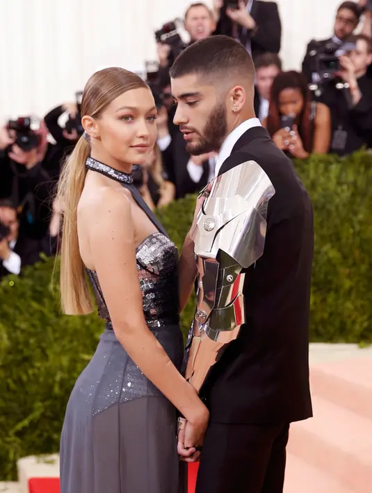 Kemesraan Gigi Hadid dan Zayn Malik di ajang Met Gala 2016 di Metropolitan Museum of Art, New York, Senin (2/5). Bertemakan 'Manus x Machina: Fashion In An Age of Technology', keduanya tampil maksimal sesuai tema gelaran. (REUTERS/Eduardo Munoz)
