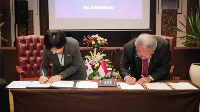 Menteri PUPR Basuki Hadimuljono dan Menteri Lingkungan Korea Selatan Han Wha Jin menandatangani Joint Statement on the Green Transition Initiative di Nusa Dua, Bali. (Dok Kementerian PUPR)