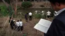 Upacara Tashlich meliputi pembacaan ayat-ayat dalam kitab suci agama Yahudi. (AP Photo/Oded Balilty)