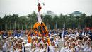 Mayoret marching Band IPDN beraksi pada peringatan HUT Korps Pegawai Republik Indonesia (Korpri) ke 45 di Silang Monas, Jakarta,  Selasa (29/11). Dalam upacara ini, peserta mengenakan seragam KORPRI hingga pakaian adat. (Liputan6.com/Faizal Fanani)
