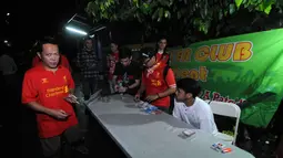 Beberapa suporter ‘’The Reds’ harus rela antri untuk mengikuti acara nonton bareng Liputan6.com laga Liverpool kontra Manchester United bersama Big Reds reg Bekasi di Alibaba Futsal, Bekasi, Minggu (22/3/2015). (Liputan6.com/Helmi Fithriansyah)