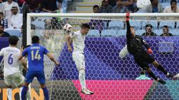 Kiper Timnas Uzbekistan, Utkir Yusupov dan bek Odiljon Xamrobekov (tengah) berusaha menghalau bola tendangan pemain Thailand pada laga babak 16 besar Piala Asia 2023 di Al Janoub Stadium, Al Wakrah, Qatar, Selasa (30/1/2024). (AP Photo/Aijaz Rahi)