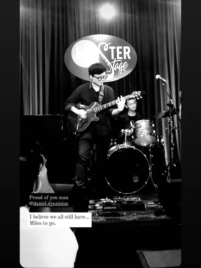 Daniel Dyonisius saat konser perilisan albumnya Miles to Go di FabsterStage, kawasan Kemang, Jakarta Selatan, Kamis (23/12/2021) malam.