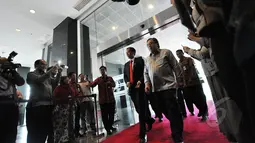 Presiden Joko Widodo didampingi Menkeu Bambang Brodjonegoro (kanan) tiba di kantor Pusat Ditjen Pajak Jakarta, Kamis (19/3). Presiden melaporkan surat pemberitahuan (SPT) pajak tahun 2014 dengan menggunakan sistem e-filling. (Liputan6.com/Faizal Fanani)