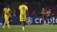 Pemain depan Barcelona asal Polandia&nbsp; Robert Lewandowski merayakan gol kedua timnya bersama rekan setimnya selama pertandingan sepak bola Leg Pertama Perempat Final Liga Champions UEFA antara FC Barcelona dan BVB Borussia Dortmund di Estadi Olimpic Lluis Companys di Barcelona pada 9 April 2025.Josep LAGO / AFP