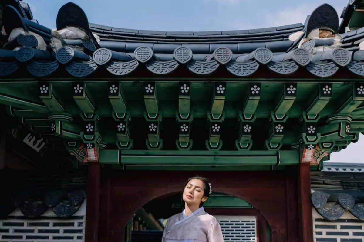 Jessica Iskandar tampil cantik dengan Hanok Korea