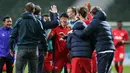 Striker RB Leipzig, Hwang Hee-chan (tengah) bersama para pemain lainnya merayakan kemenangan 2-1 atas Werder Bremen melalui babak perpanjangan waktu dalam laga semifinal DFB Pokal di Weserstadion, Bremen, Jumat (30/4/2021). (AFP/Cathrin Mueller/Pool)