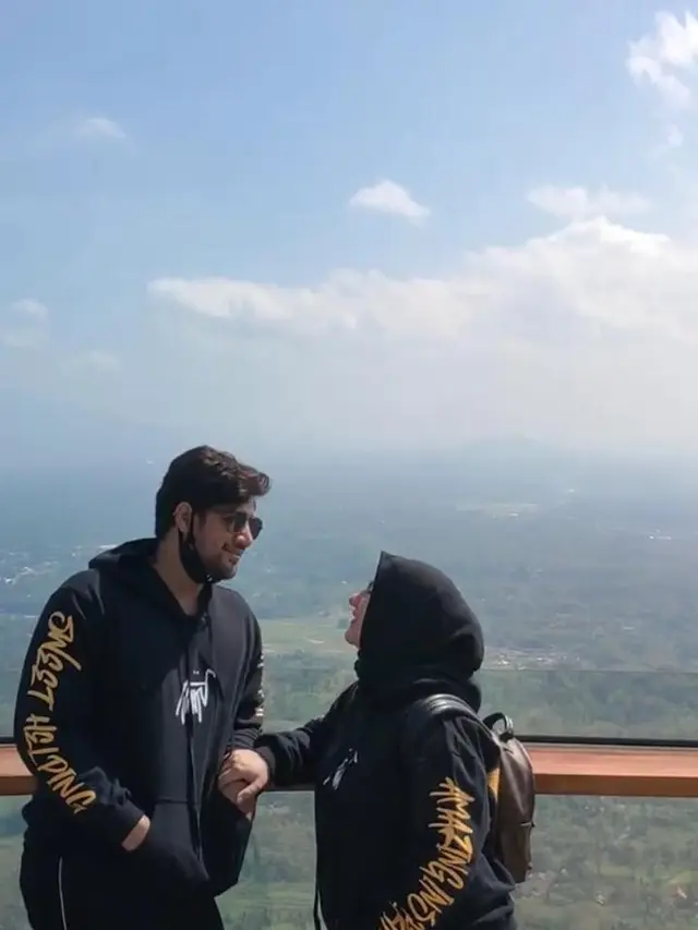 Momen Mesra Irish Bella dan Ammar Zoni Saat Babymoon di Borobudur. (Sumber: YouTube/Anton Saputra)