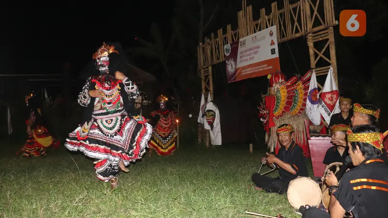 Tarian jaranan buto dimainkan dalam peringatan hari internasional masyarakat adat sedunia. (Hermawan Arifianto/Liputan6.com).