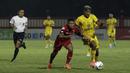 Gelandang Bhayangkara FC, Bruno Matos, berebut bola dengan pemain Semen Padang pada laga Shopee Liga 1 di Stadion PTIK, Jakarta, Sabtu (2/11). Bhayangkara bermain imbang 2-2 atas Semen Padang. (Bola.com/Yoppy Renato)