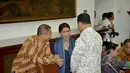 Menteri Kelautan dan Perikanan Susi Pudjiastuti (tengah) berbincang dengan Mendikbud Anies Baswedan (kanan) sesaat sebelum rapat terbatas kabinet di Istana Bogor, Senin (16/2/2015). (Liputan6.com/Faizal Fanani)