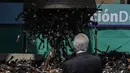 Presiden Chile Sebastian Piñera menyaksikan alat berat magnet mengangkat senjata yang secara sukarela diserahkan ke polisi atau disita, saat upacara penghancuran senjata di Santiago, Kamis (11/11/2021). Lebih dari 13.600 senjata ilegal dihancurkan. (AP Photo/Esteban Felix)