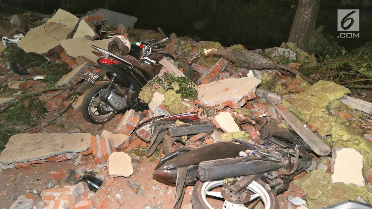 Dampak Gempa Lombok, Belasan Motor Rusak Tertimbun Reruntuhan Bangunan Parkir
