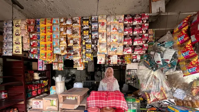 Popon Fatima Saat Melayani Transaksi di Warungnya