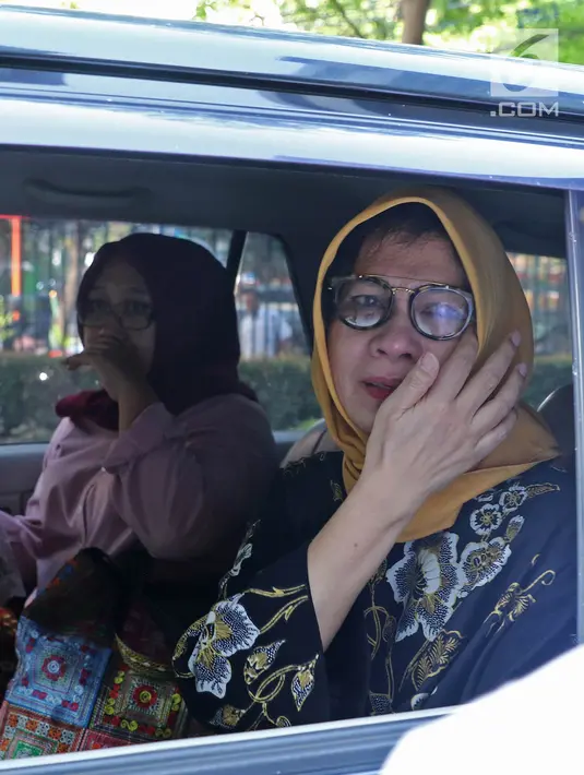 Ekspresi mantan Dirut Pertamina Karen Agustiawan usai menjalani sidang vonis di Pengadilan Tipikor, Jakarta, Senin (10/6/2019). Karen dikenakan Pasal 3 undang-undang tindak pidana korupsi Jo Pasal 55 ayat 1 ke-1 KUHP. (Liputan6.com/Herman Zakharia)