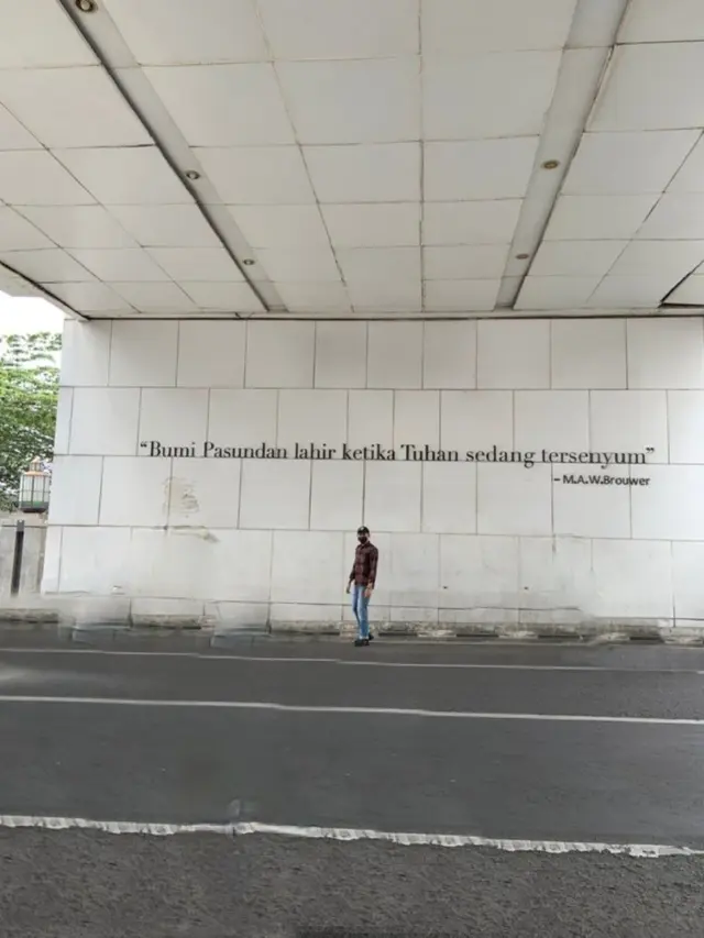 Minta Motor yang Lewat Dihilangkan, 6 Hasil Edit Foto Pria Ini Hasilnya Kocak