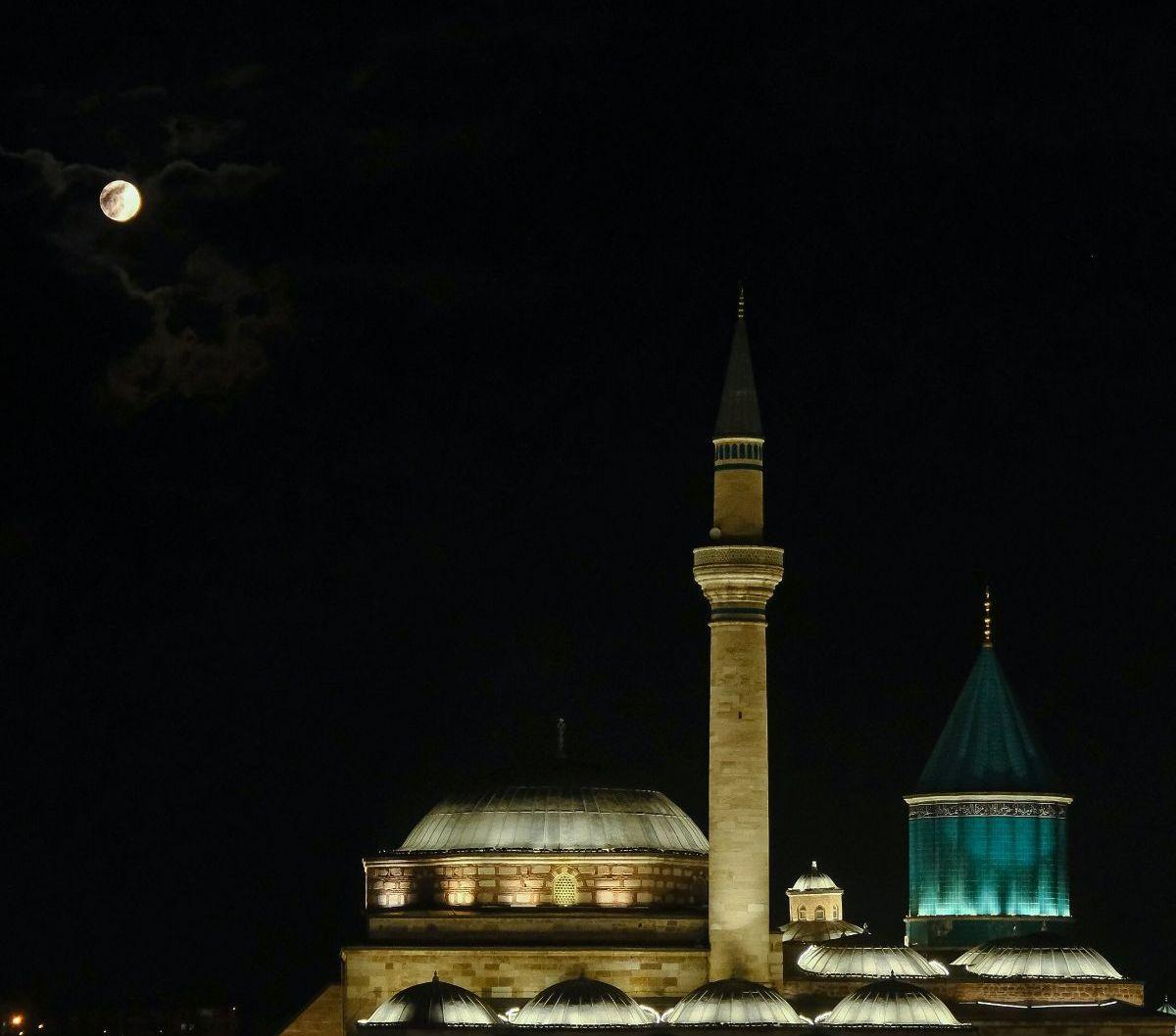 Malam Lailatul Qadar merupakan malam yang penuh dengan keberkahan, dan seorang Muslim berkesempatan mendapatkan pahala seribu bulan.