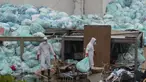 Petugas medis mengenakan alat pelindung diri saat membuang limbah biologis berbahaya di luar Rumah Sakit del Instituto Mexicano del Seguro Social, Veracruz, Meksiko, Rabu (12/8/2020). Pembuangan limbah medis yang tidak tepat menjadi masalah di tengah pandemi COVID-19. (AP Photo/Felix Marquez)
