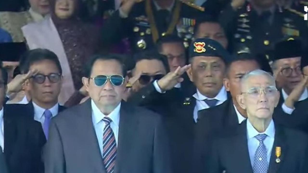 Jenderal Sepuh Dipegangi