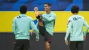 Pemain Portugal, Cristiano Ronaldo, saat menjalani sesi latihan jelang berlaga di UEFA Nations League 2020 di Friends Arena, Swedia, Selasa (8/9/2020). Portugal akan berhadapan dengan Swedia. (AFP/Jonathan Nackstrand)