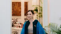 Intip pesona Sarah Menzel dalam balutan kebaya Bali saat wisuda double degree (@ssarah_menzel)