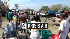 Warga di Gresik, Jawa Timur antri panjang demi mendapatkan bantuan air bersih yang diberikan oleh sebuah perusahaan air minum.