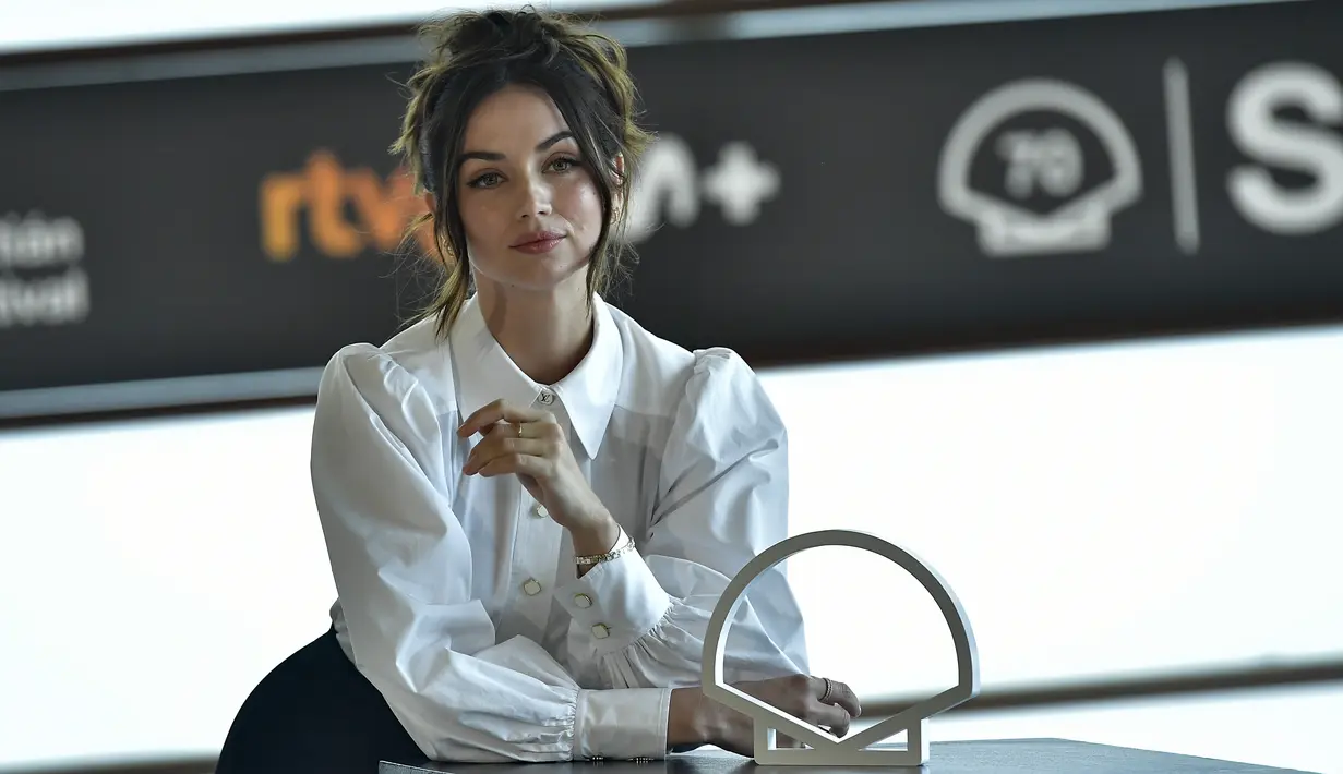 <p>Ana de Armas berpose saat menghadiri sesi pemotretan di Festival Film San Sebastian ke-70, di San Sebastian, Spanyol utara, Sabtu (24/9/2022). Ia tampil dengan riasan glam yang lembut dengan sapuan lipstik telanjang. (AP Photo/Alvaro Barrientos)</p>