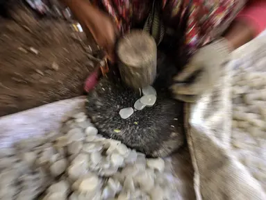 Pekerja menumbuk kolang-koling kali usai dikupas di Kampung Citugu, Desa Puraseda, Leuwiliang, Kabupaten Bogor, Jawa Barat, Minggu (25/4/2021). Kampung di kaki Gunung Salak ini dikenal sebagai Kampung Ceruluk atau Kampung Kolang-Kaling sejak puluhan tahun lalu. (merdeka.com/Iqbal S. Nugroho)