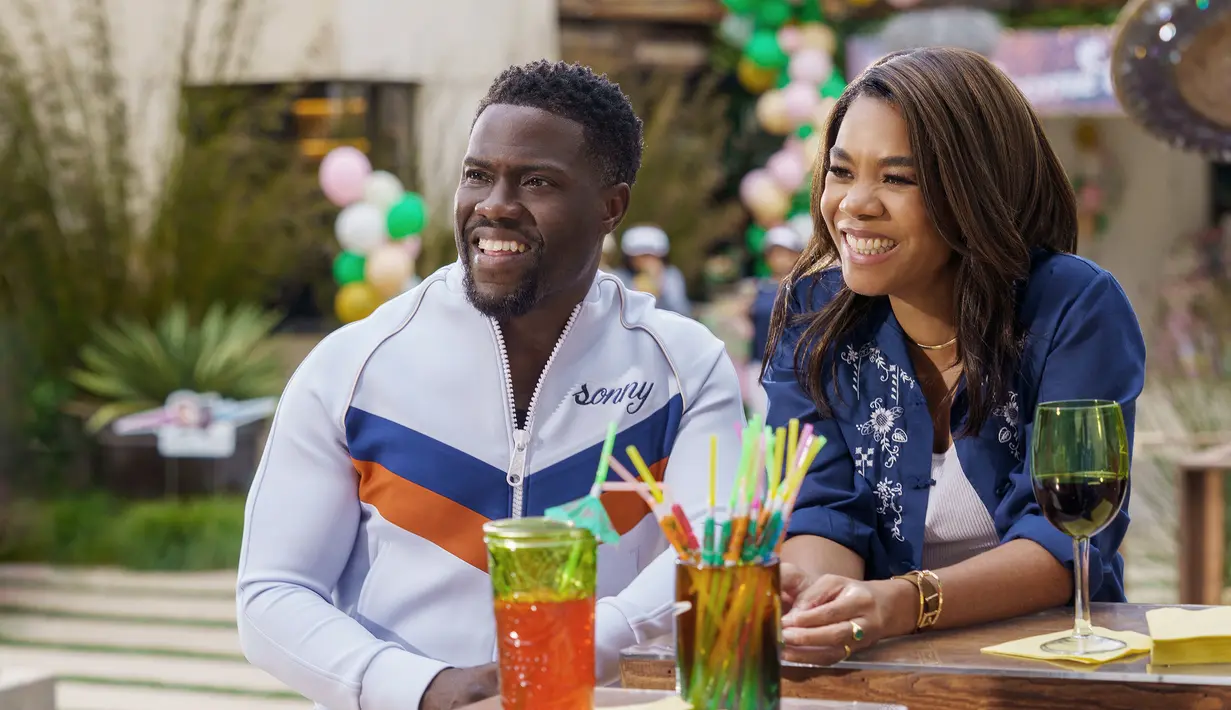 Gambar yang dirilis oleh Netflix ini menunjukkan Kevin Hart dan Regina Hall dalam adegan film Me Time. Film Me Time dirilis pada tanggal 26 Agustus 2022 dan tayang di platform streaming Netflix. (Saeed Adyani/Netflix via AP)