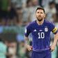 Pemain Argentina, Lionel Messi saat matchday ketiga Grup C Piala Dunia 2022 melawan Polandia di Stadion 974, Kamis (01/12/2022). (AP/Ariel Schalit)