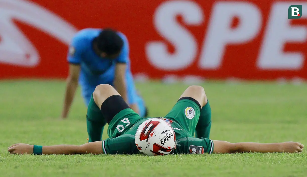 Pemain PSS Sleman, Derry Rachman, tergeletak usai berakhirnya laga matchday ke-2 Grup C Piala Menpora 2021 melawan Persela Lamongan di Stadion Si Jalak Harupat, Bandung, Minggu (28/3/2021). PSS Sleman bermain imbang 0-0 dengan Persela Lamongan. (Bola.com/M Iqbal Ichsan)