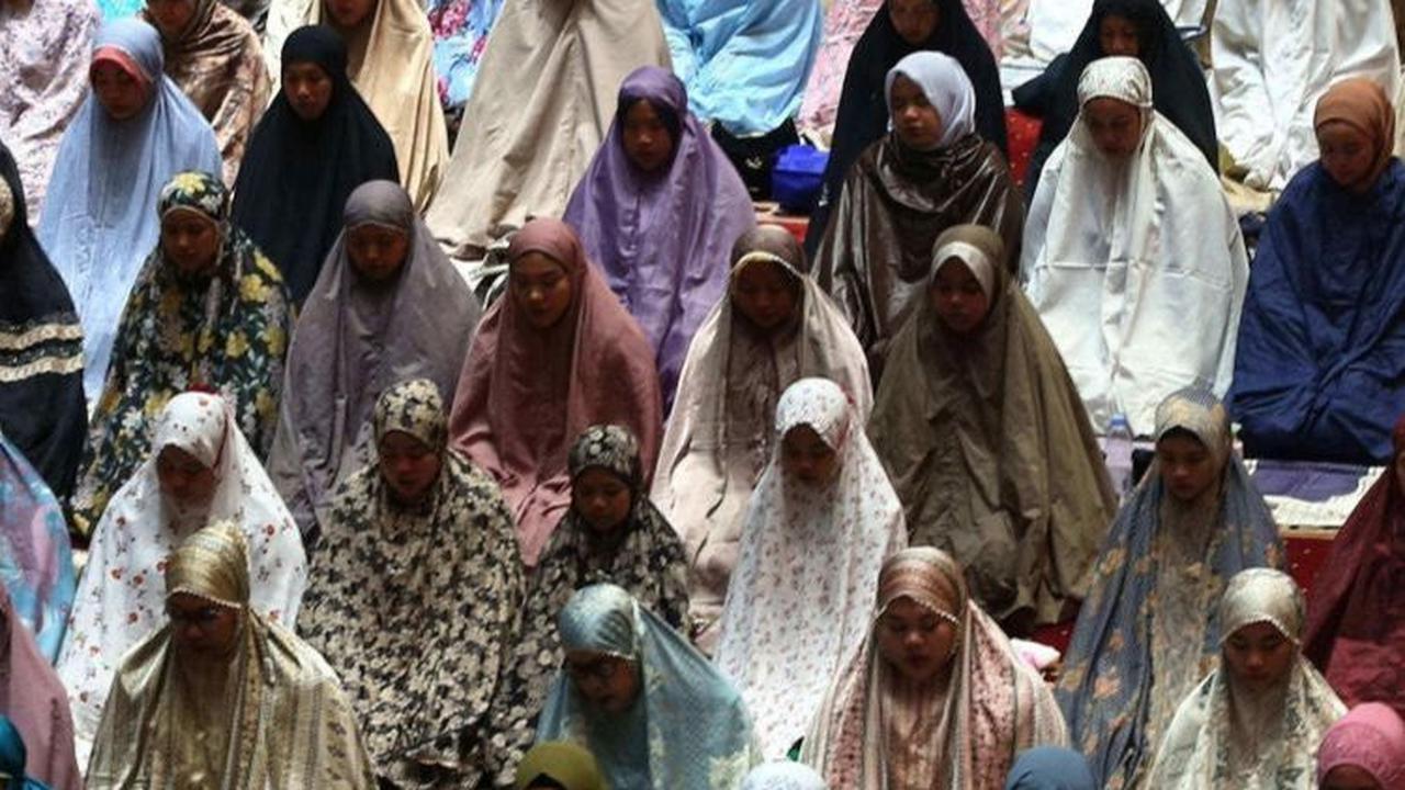 Suasana di dalam masjid begitu khidmat. Para jamaah berdiri berjajar, mengikuti gerakan imam yang memimpin salat tarawih. Foto: Liputan6.com / Angga Yuniar<br>
