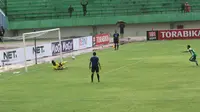 Penalti Manahati Lestusen berhasil ditepis penjaga gawang Semen Padang, Jandia Eka Putra (Bola.com/Nick Hanoatubun)