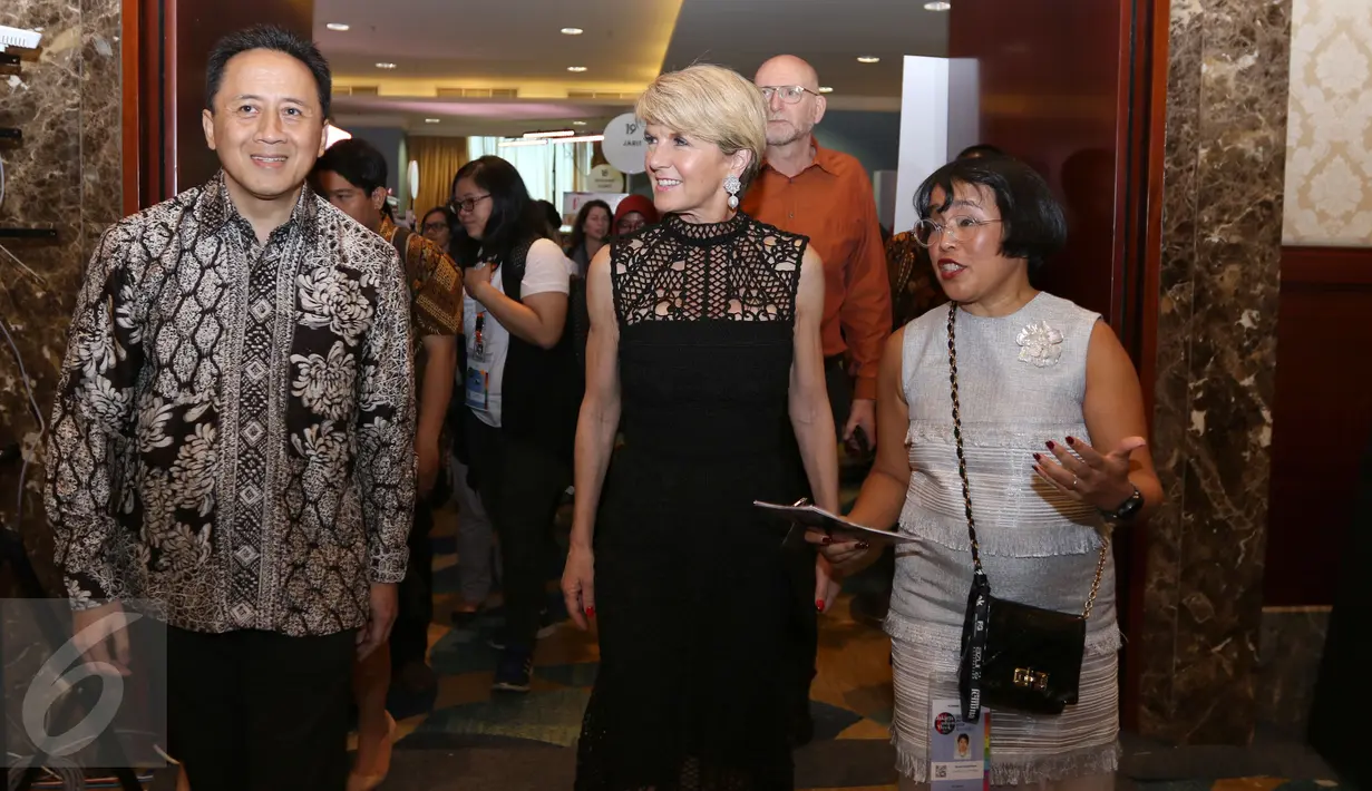 Kepala Badan Ekonomi Kreatif, Triawan Munaf  mendampingi Menlu Australia, Julie Bishop menghadiri Jakarta Fashion Week 2017 di Jakarta, Rabu (26/10). Dalam kunjungannya Julia Bishop melihat karya-karya desainer Indonesia. (Liputan6.com/Gempur M Surya)