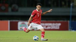 Pemain Timnas Indonesia U-19,&nbsp;Marselino Ferdinan berusaha menjebol&nbsp;gawang Timnas Brunai Darussalam U-19 dalam pertandingan Grup A Piala AFF U-19 2022 yang digelar di Stadion Patriot Candrabhaga, Bekasi, Senin (4/7/2022). (Bola.com/M Iqbal Ichsan)