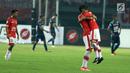 Bek Persija, Ismed Sofyan dipeluk Willian Pachecho usai memenangi laga melawan Arema FC dilanjutan Liga 1 Indonesia di Stadion Patriot Candrabhaga, Bekasi, Jumat (2/6). Persija unggul 2-0 atas Arema FC. (Liputan6.com/Helmi Fithriansyah)