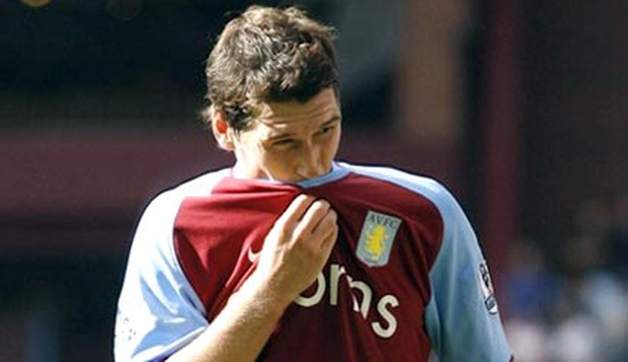 Aston Villa's player Gareth Barry during the match against Manchester City of the Barclays Premier League game at Villa Park in Birmingham on August 17, 2008. AFP PHOTO/IAN KINGTON