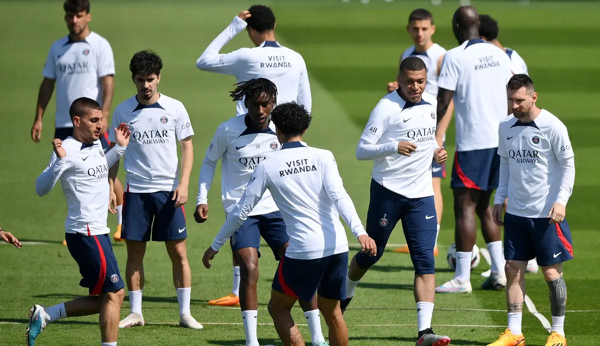 PSG dipastikan membawa pulang trofi Ligue 1 musim ini setelah finis diurutan pertama dengan torehan 85 poin dari 27 kemenangan 37 pertandingan yang telah dilalui. (Photo by FRANCK FIFE / AFP)