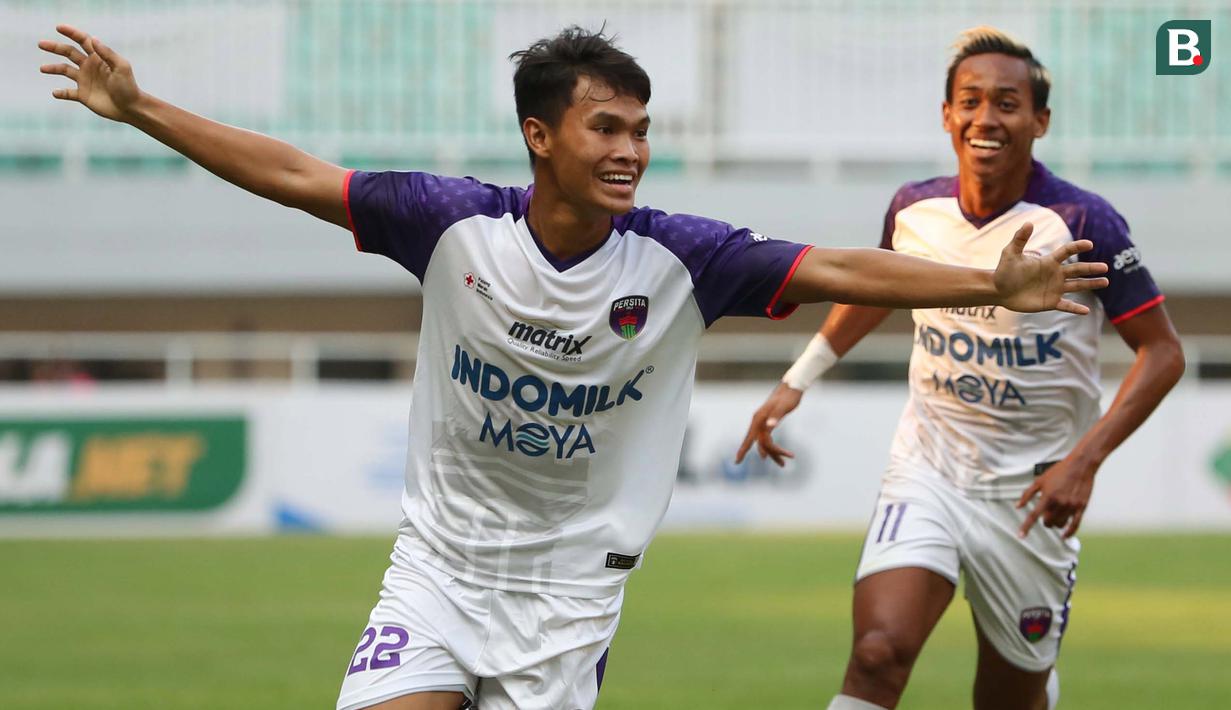 Keasyikan menyerang, gawang Persela justru bobol oleh aksi memukau Rifki Dwi Septiawan yang baru masuk di babak kedua. Tendangan kaki kirinya dari luar kotak penalti melengkung indah menjebol gawang Dwi Kuswanto.(Bola.com/Ikhwan Yanuar)