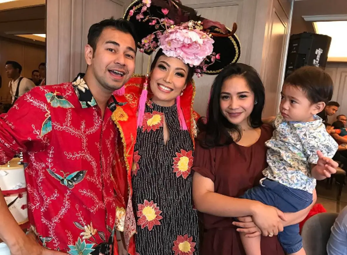 Raffi Ahmad dan Nagita Slavina menghadiri acara baby shower Ayu Dewi. (Instagram/raffinagita1717)