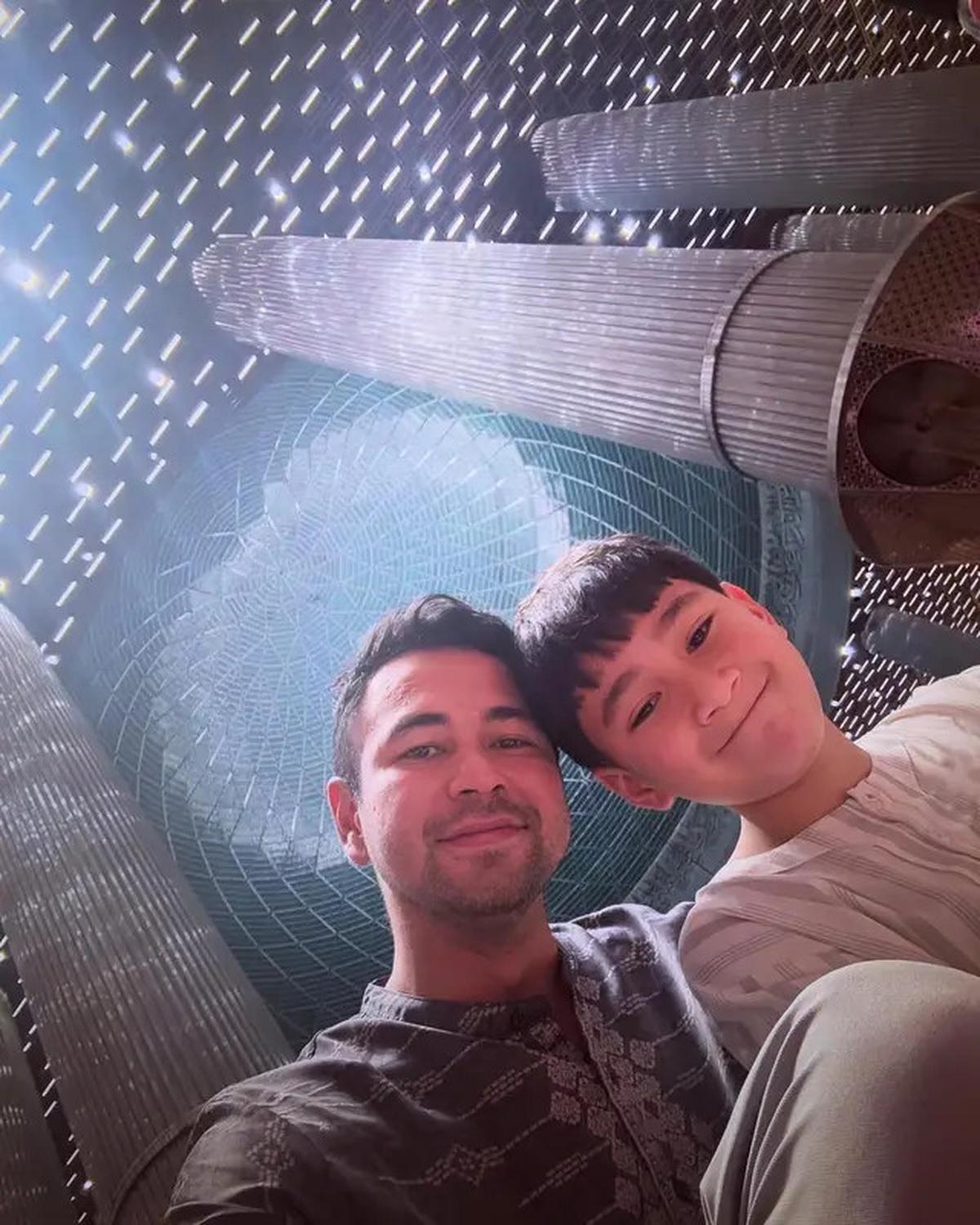 6 Potret Raffi Ahmad Itikaf di Masjid Istiqlal Ajak Nagita dan Rafathar, Bertemu Menteri Agama